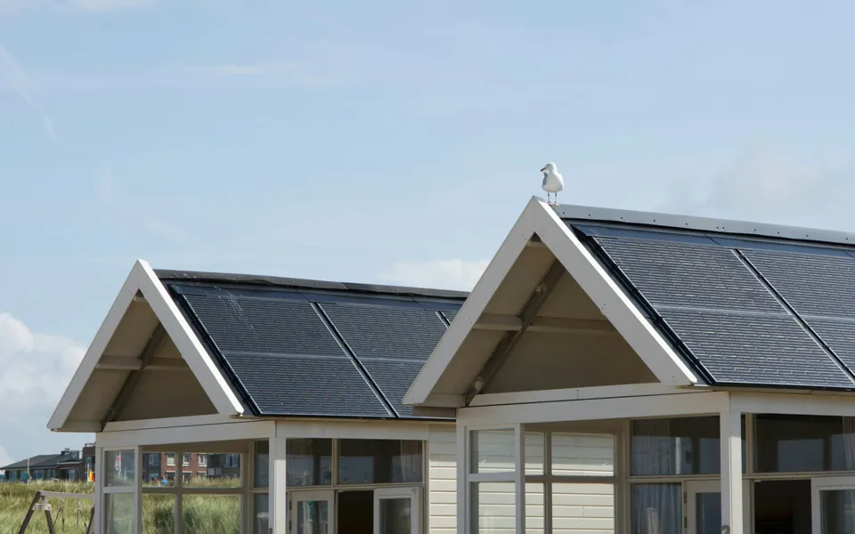 Einfamilienhaus mit Photovoltaikanlage auf beiden Dachseiten