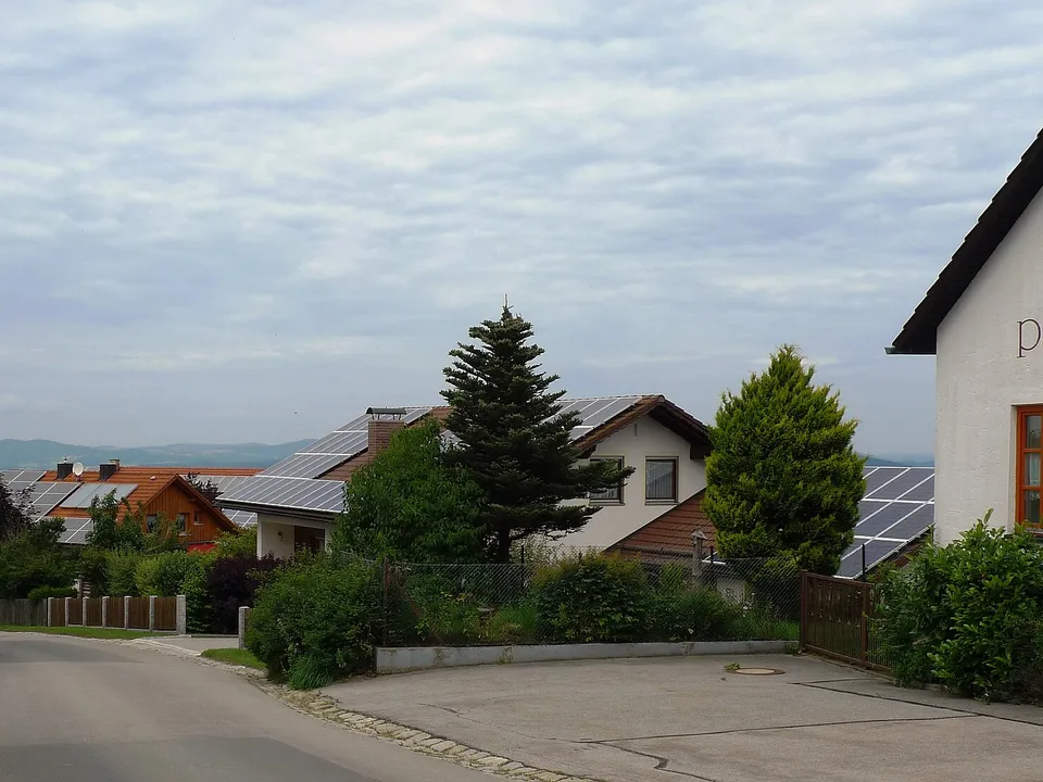 Wohnstraße in der Oberpfalz mit mehreren Photovoltaikanlagen auf Einfamilienhäusern