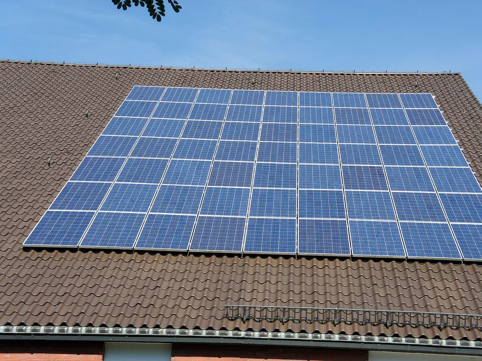 Ziegeldach eines Wohnhauses mit dicht belegter Photovoltaikanlage